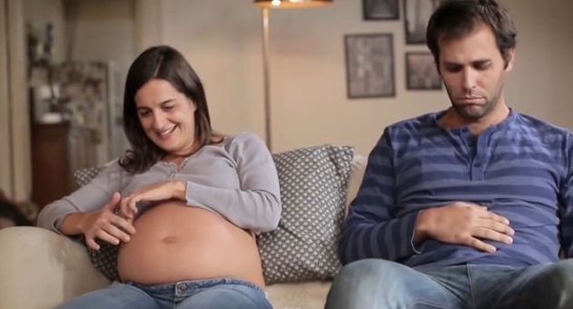 Video: Aj muži vedia cítiť pohyby dieťatka v brušku