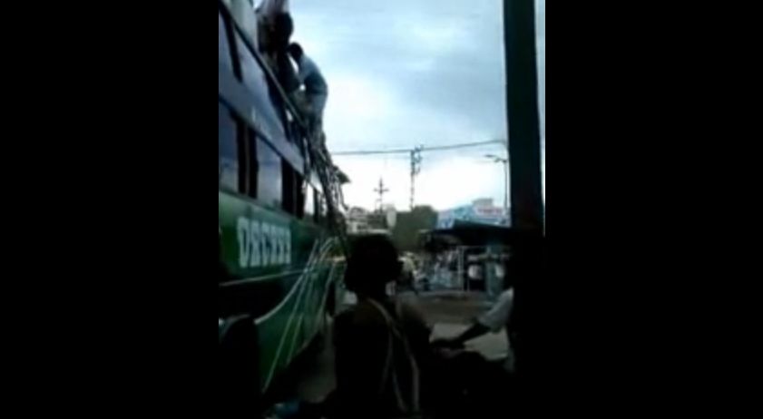 Video: Neuveriteľné, čo Indovia vedia naložiť na autobus a ešte akým spôsobom
