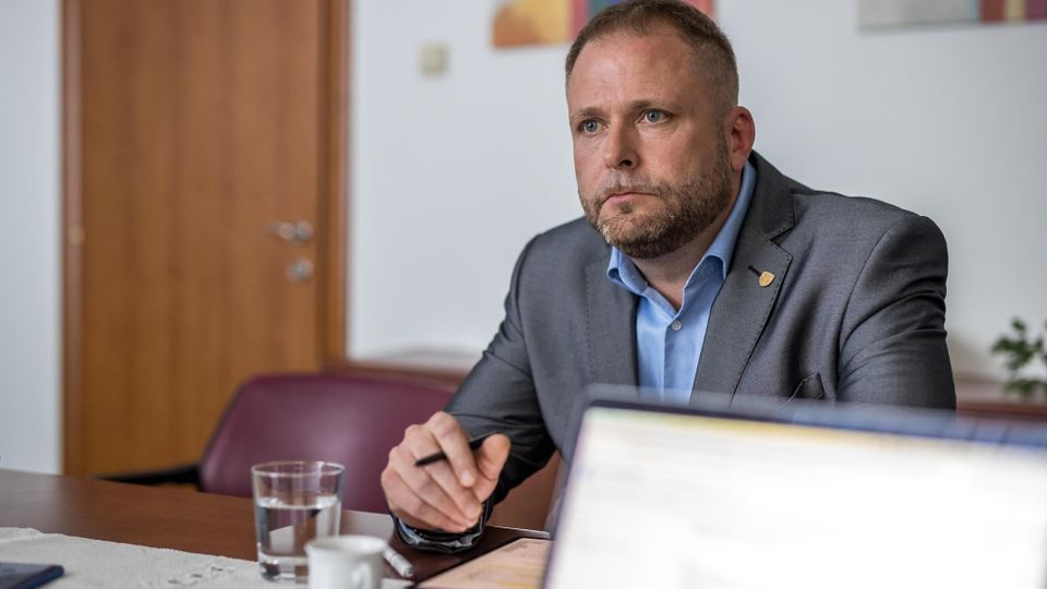 Prezident finančnej správy Jiří Žežulka vo štvrtok požiadal ministra financií Ladislava Kamenického o odvolanie z funkcie z osobných dôvodov. 
