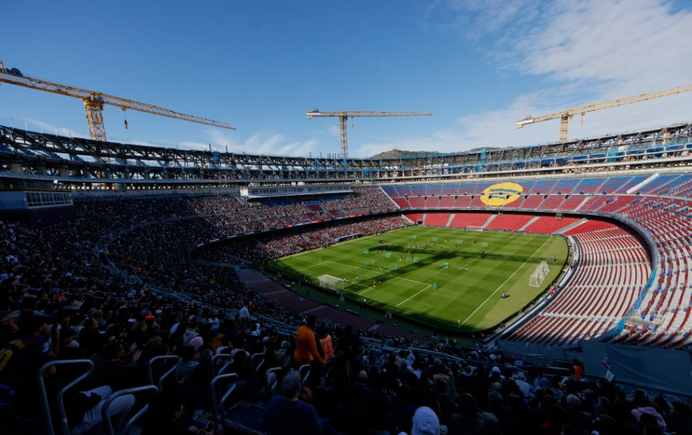 Vyše 20.000 fanúšikov FC Barcelona sledovalo tréning tímu v časti modernizovaného Camp Nou