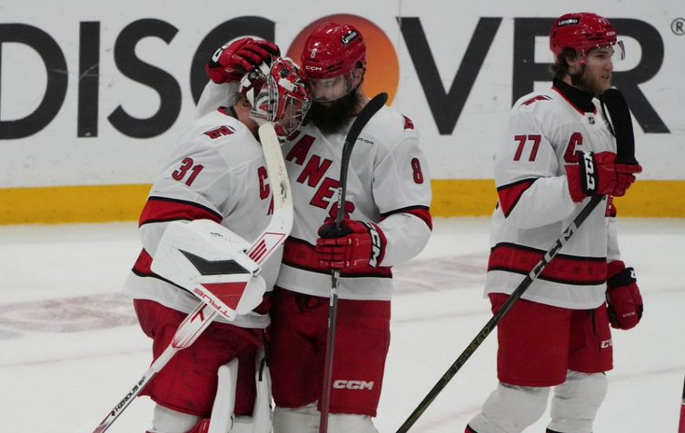 NHL: Carolina vyhrala na ľade Floridy a stav série znížila na 1:3