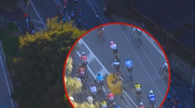 Video: Cavendish mal ťažký pád na Miláno – San Remo, preletel cez bicykel