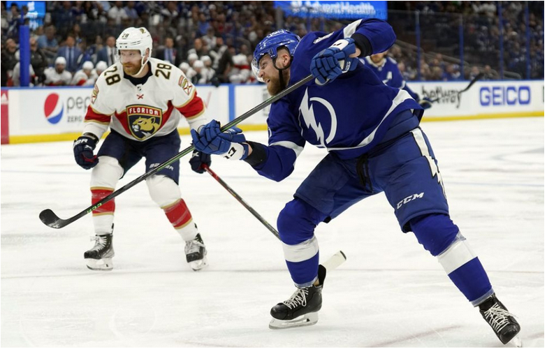 NHL: Černák strelil prvý gól v play off, pomohol Tampe k výhre