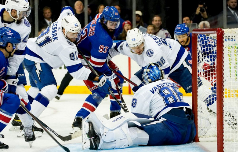 NHL: Rangers na úvod zdolali Tampu,Černák sa postaral o prvé vylúčenie