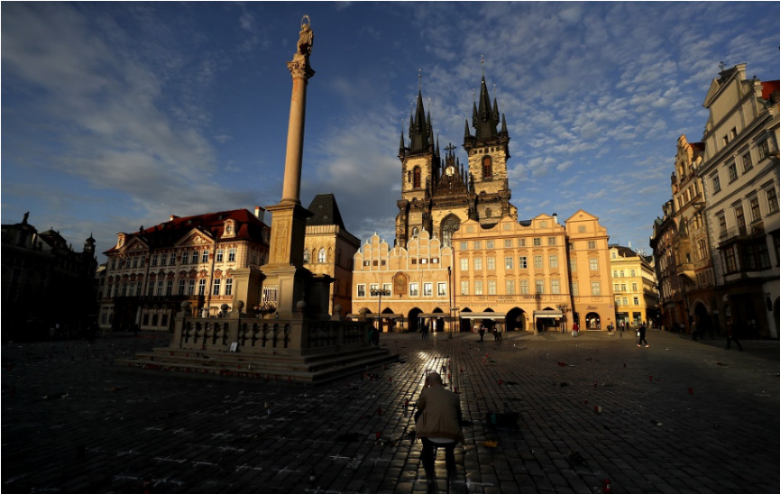 Česko potvrdilo zákaz stretávania viac ako dvoch osôb