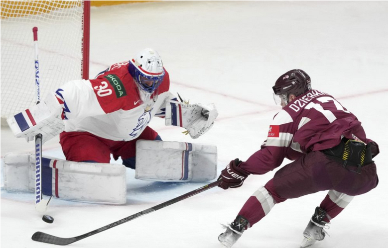 MS v hokeji 2023: Lotyši dodržali tradíciu, české veľvyslanectvo zasypali kvety
