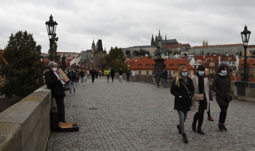 V Česku pribudlo v stredu rekordných 11.984 nových prípadov nákazy