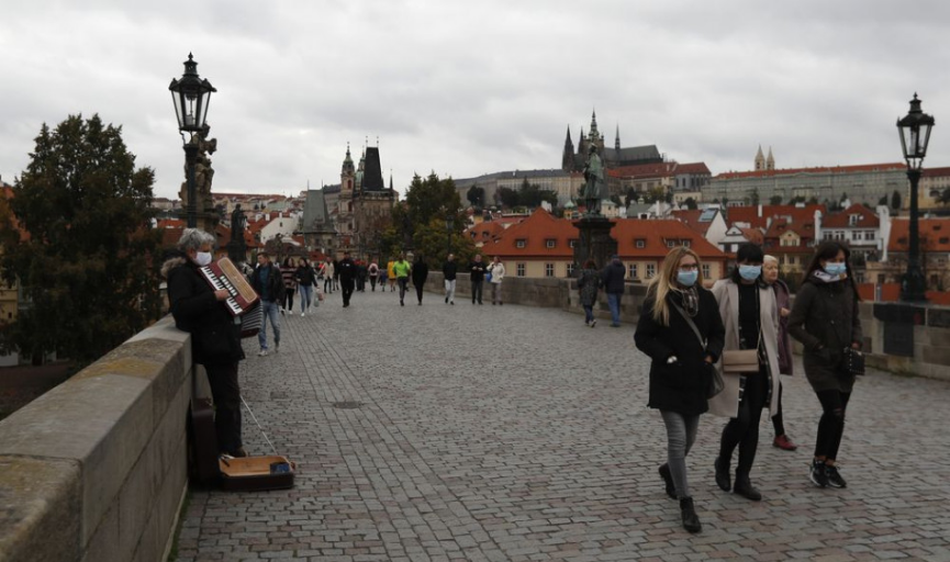 V Česku pribudlo 9567 nakazených, ukazovatele sa znova zhoršili