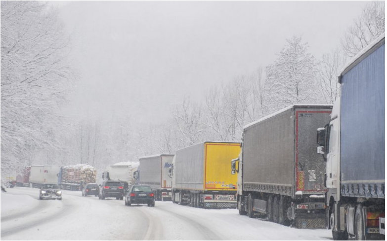 VODIČI POZOR: Dopravu na celom Slovensku komplikuje silné sneženie, Donovaly sú uzavreté