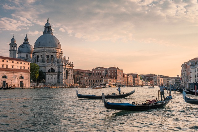 Benátky sa chytajú v budúcom roku skúšobne zaviesť vstupné vo výške päť eur pre jednodňových návštevníkov
