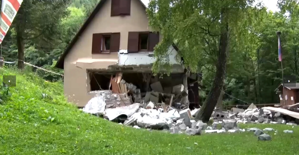 Foto a video: V Lehote pod Vtáčnikom v okrese Prievidza ráno došlo na chate k výbuchu plynu, zranilo sa deväť ľudí