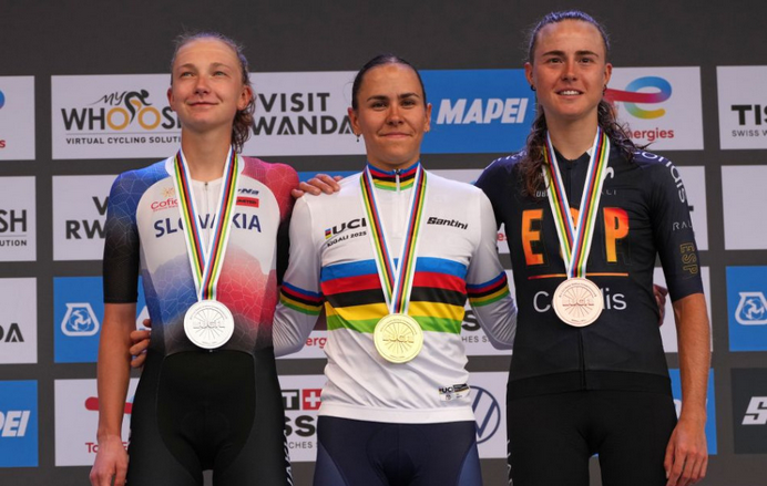 Slovenská cyklistka Viktória Chladoňová získala na majstrovstvách sveta v Rwande druhú medailu. Striebro v pretekoch žien do 23 rokov