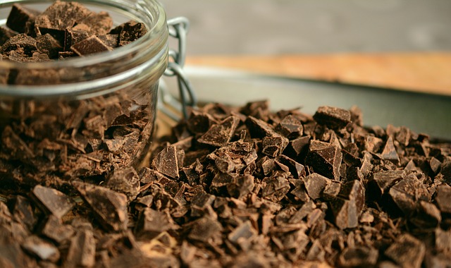 Prečo tak zbožňujeme vôňu čokolády? Jej chemické zloženie sa podobá ružiam