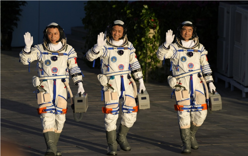 Prvá posádka čínskych astronautov mieri na vesmírnu stanicu Tchien-che, ide o trojicu vedcov