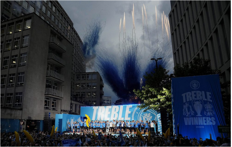Hráči City oslávili treble s fanúšikmi v uliciach Manchestru