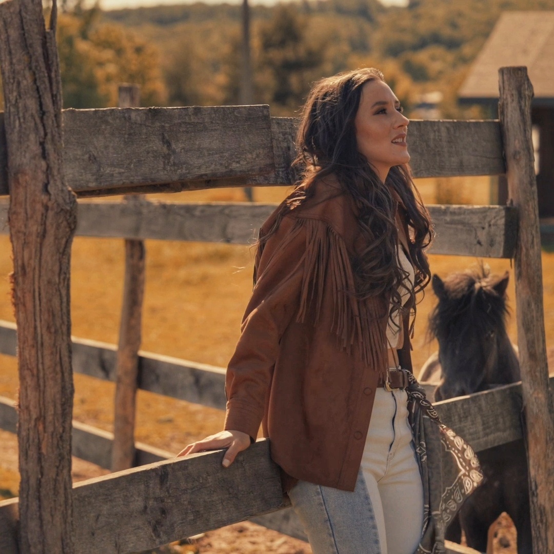 Video: Kristína Vrecková prináša na slovenskú hudobnú scénu svoj prvý slovenský country pop v singli Život je teraz