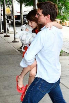 Tom Cruise si nesie dcéru Suri do hotela. Stretol sa s ňou po mesiaci.