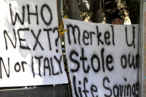 Cyprus trápi finančná kríza, vláda možno siahne ľuďom na ich úspory.