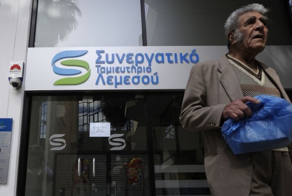 Starší muž pred cyperskou bankou v Limassole