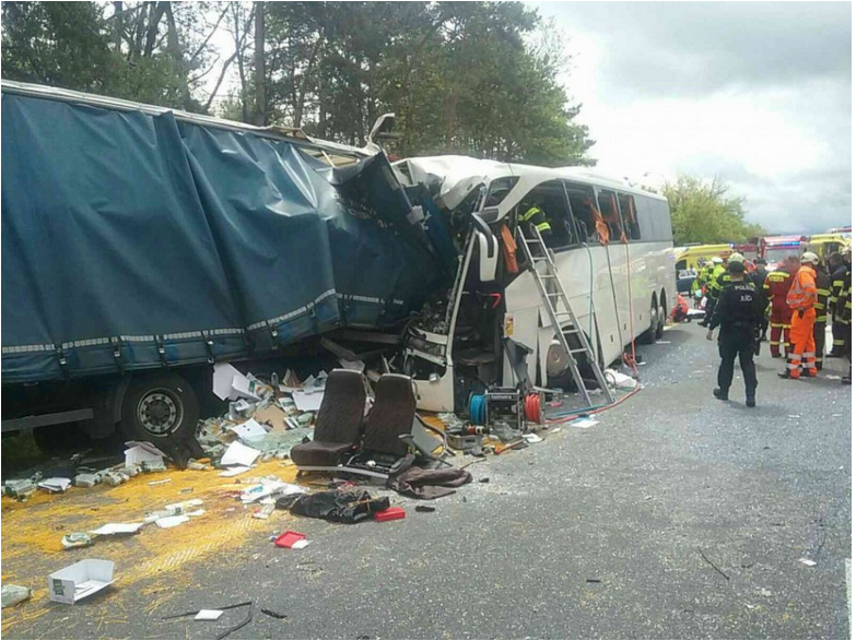 Na D2 sa zrazil autobus s kamiónom: Hlásia 37 zranených