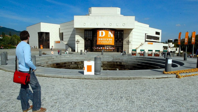 Divadlo Andreja Bagara v Nitre uvádza premiéru inscenácie Objím ma