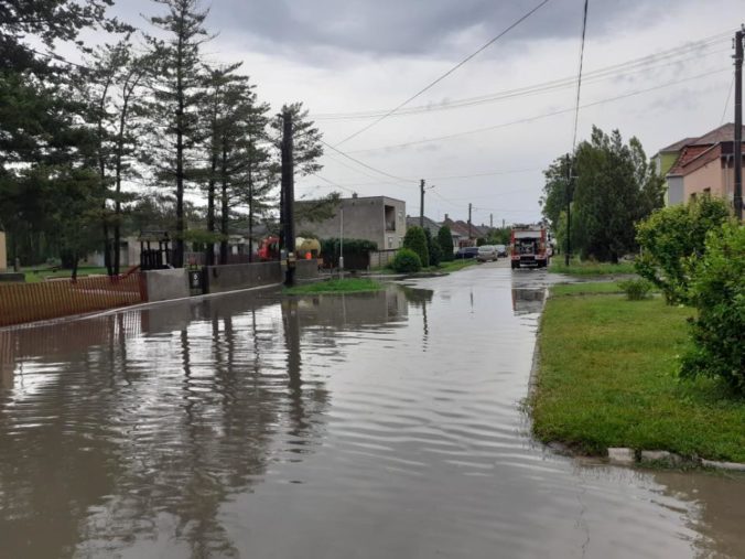 Hasiči mali v súvislosti s búrkami desiatky zásahov, najvážnejšia situácia je v Nitrianskom kraji (foto)