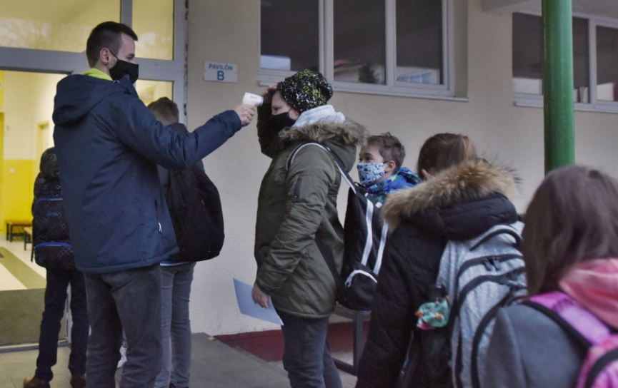 Školy bratislavského kraja od pondelka naskočia na COVID automat