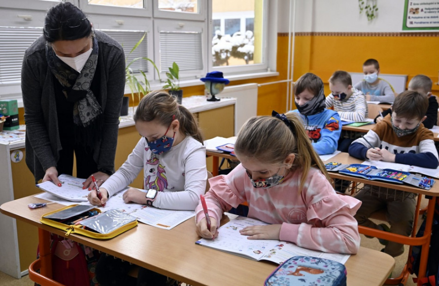 Škôlky a prvý stupeň základných škôl sa od budúceho týždňa otvoria pre všetky deti, naďalej bude treba negatívny test