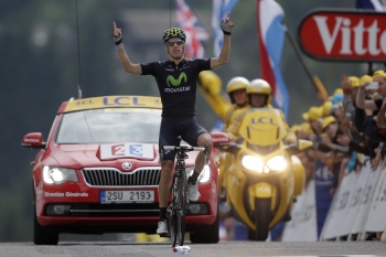 Portugalský cyklista Rui Alberto Faria da Costa sa raduje z víťazstva v cieli devätnástej etapy.