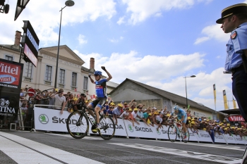 Írsky cyklista Daniel Martin vyhral 9. etapu Tour de France, ktorá v Pyrenejách viedla zo Saint-Gironsu do Bagneres de Bigorre a merala 168,5 km. V etape s piatimi náročnými stúpaniami zdolal v záverečnom súboji Dána Jakoba Fuglsanga.