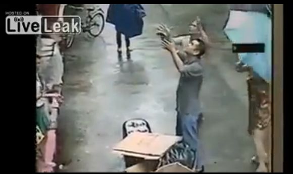 Video: Pohotový muž chytil dieťa, ktoré vypadlo z okna