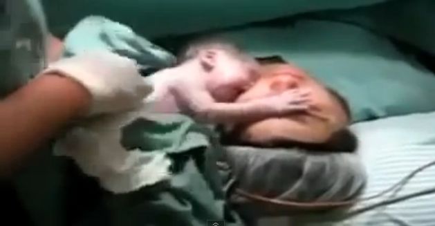Video: Novorodeniatko nechce opustiť svoju mamu
