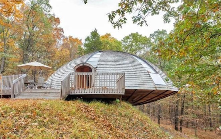 Foto a video: Slnečný drevený dom vyzerá ako UFO