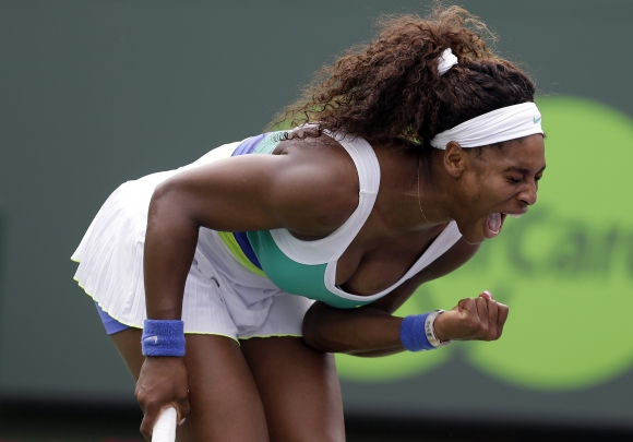 Serena Williamsová sa teší z triumfu nad Dominikou Cibulkovou. 