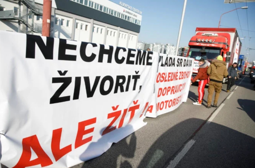 Protestujúci autodopravcovia chcú rokovať s Matovičom a Doležalom, jedného ministra vyzývajú aj na odchod z funkcie 
