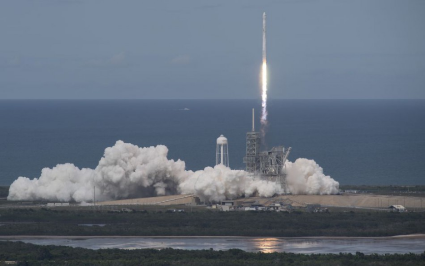 Štart pilotovanej kozmickej lode Space-X odložili kvôli počasiu o deň