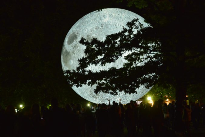 Foto: Festival Biela noc prilákal do ulíc Bratislavy takmer 200-tisíc ľudí