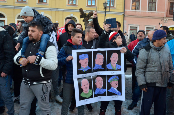 Účastníci počas protestu proti extrémizmu, ktorý organizuje hnutie Progresívne Slovensko (PS) a strana SPOLU občianska demokracia v Levoči. Protest je reakciou na zhromaždenie strany Kotlebovci - Ľudová strana Naše Slovensko (ĽS NS). Levoča, 21. január 2020.Foto: SITA/Radoslav Maťaš