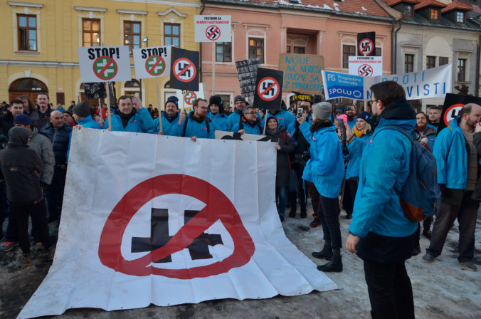 Účastníci počas protestu proti extrémizmu, ktorý organizuje hnutie Progresívne Slovensko (PS) a strana SPOLU občianska demokracia v Levoči. Protest je reakciou na zhromaždenie strany Kotlebovci - Ľudová strana Naše Slovensko (ĽS NS). Levoča, 21. január 2020.Foto: SITA/Radoslav Maťaš