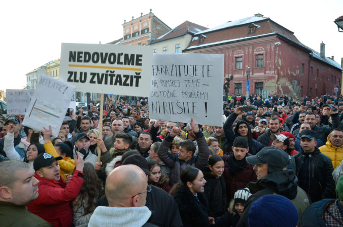 Účastníci počas protestu proti extrémizmu, ktorý organizuje hnutie Progresívne Slovensko (PS) a strana SPOLU občianska demokracia v Levoči. Protest je reakciou na zhromaždenie strany Kotlebovci - Ľudová strana Naše Slovensko (ĽS NS). Levoča, 21. január 2020.Foto: SITA/Radoslav Maťaš