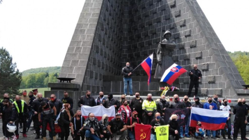 Protest proti prejavu motorkárov na Dukle - Miloslav Čaplovič protestuje proti motorkárskym zrazom na pietnych miestach.