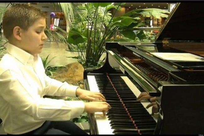 Dobré správy: Dvanásťročný klavirista Noah ohuruje talentom aj dobrým srdcom