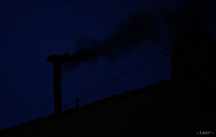 Z komína stúpa čierny dym, konkláve nezvolilo pápeža