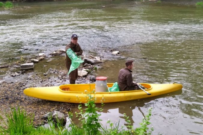 Dobrovoľníci sa pustili do jarného upratovania, na rieke Ondava vyzbierali takmer tonu odpadu