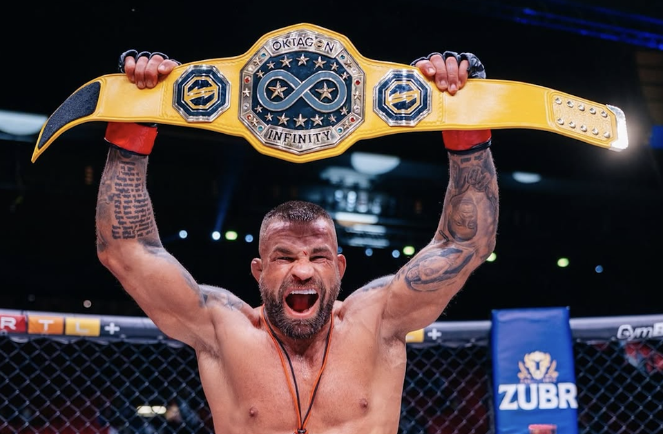 Vémola zdolal v súboji legiend Végha na body a získal Infinity Belt