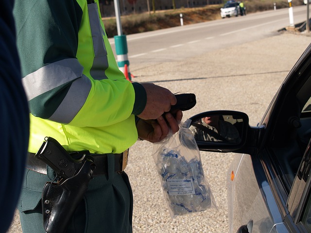 Hľadá sa muž na bielom Seate, ktorý sa vydáva za policajta a kontroluje vodičov na vlastnú päsť