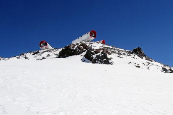 Útočisko pre dobrodruhov postavili na absolútne nezvyčajnom mieste – priamo na vrchole spiacej sopky a súčasne najvyššieho vrchu Kaukazu a Európy.Foto: dezeen.com
