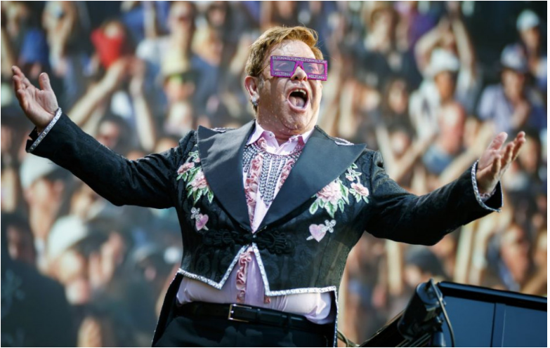 Elton John vystúpi v Bielom dome