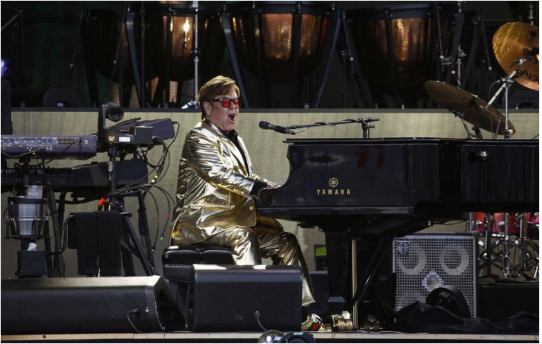 Elton John uzatvoril Glastonbury svojím posledným koncertom v Británii