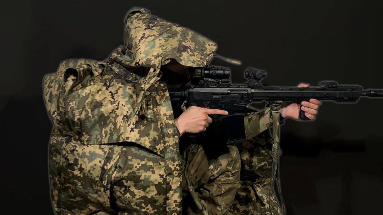 Ukrajina predstavila plášte, ktoré zneviditeľnia vojakov pred dronmi